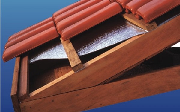 O uso de manta térmicas pode proteger sua casa da chuva e goteiras.